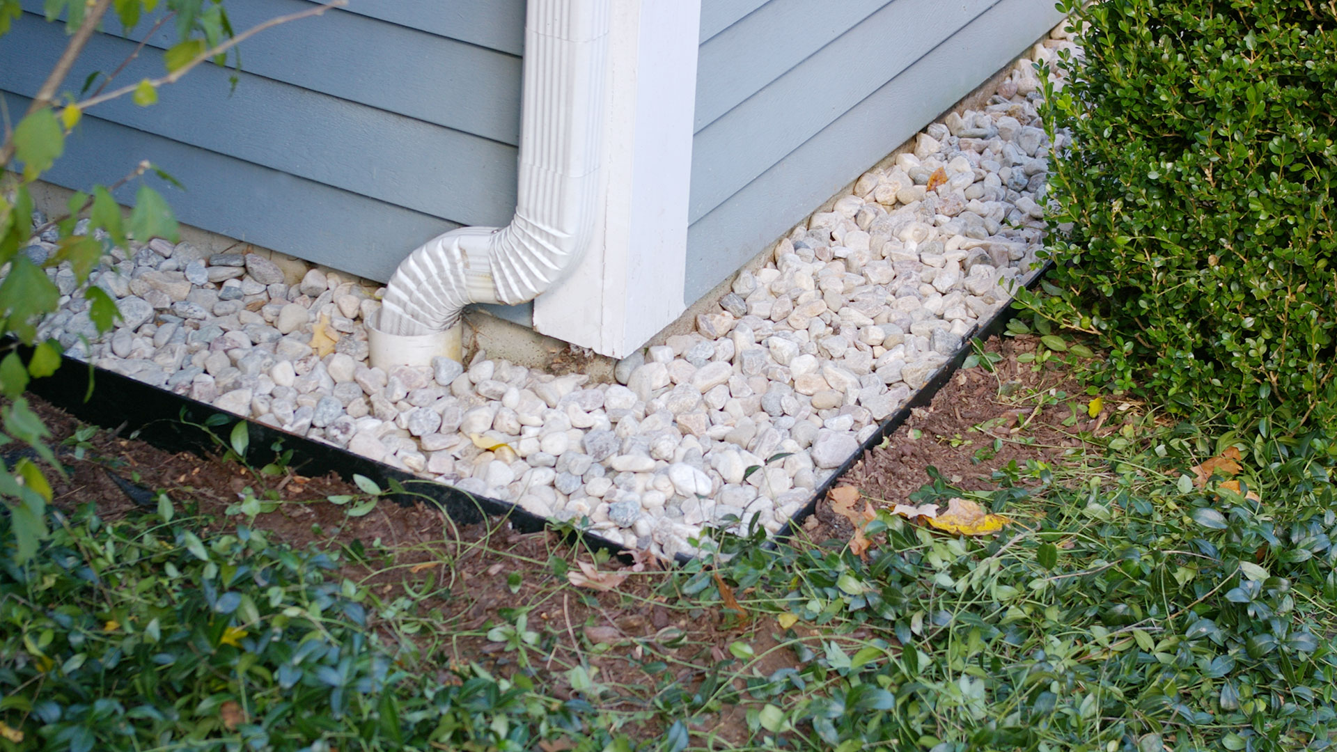 Keep Dirt and Mulch Off Your Siding - LAND DESIGNS UNLIMITED LLC